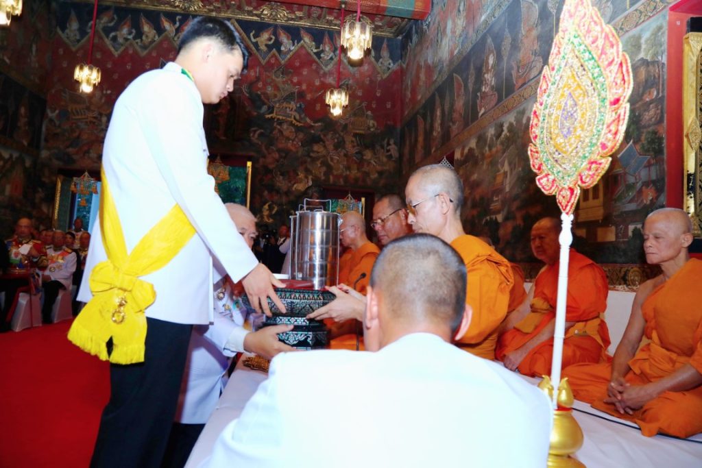 พระบาทสมเด็จพระเจ้าอยู่หัว ทรงพระกรุณาโปรดเกล้าโปรดกระหม่อมให้ สมเด็จพระนางเจ้า ฯ พระบรมราชินี เสด็จพระราชดำเนินแทนพระองค์ ไปในการพระราชพิธีทรงบำเพ็ญพระราชกุศลถวายผ้าพระกฐิน ณ วัดสุวรรณดาราราม อำเภอพระนครศรีอยุธยา จังหวัดพระนครศรีอยุธยา