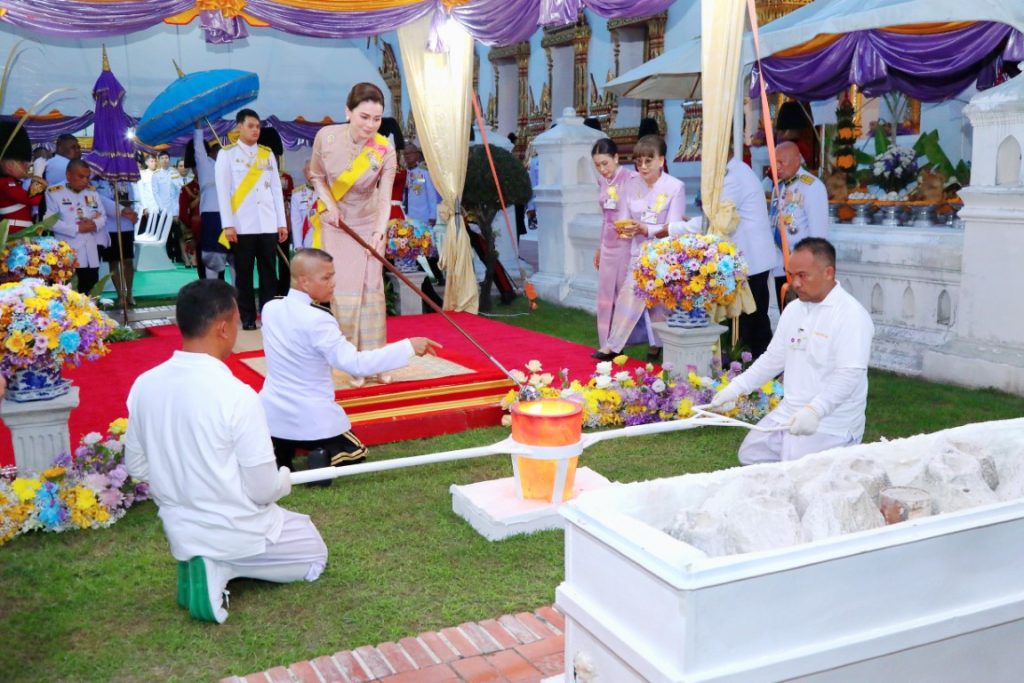 พระบาทสมเด็จพระเจ้าอยู่หัว ทรงพระกรุณาโปรดเกล้าโปรดกระหม่อมให้ สมเด็จพระนางเจ้า ฯ พระบรมราชินี เสด็จพระราชดำเนินแทนพระองค์ ไปในการพระราชพิธีทรงบำเพ็ญพระราชกุศลถวายผ้าพระกฐิน ณ วัดสุวรรณดาราราม อำเภอพระนครศรีอยุธยา จังหวัดพระนครศรีอยุธยา