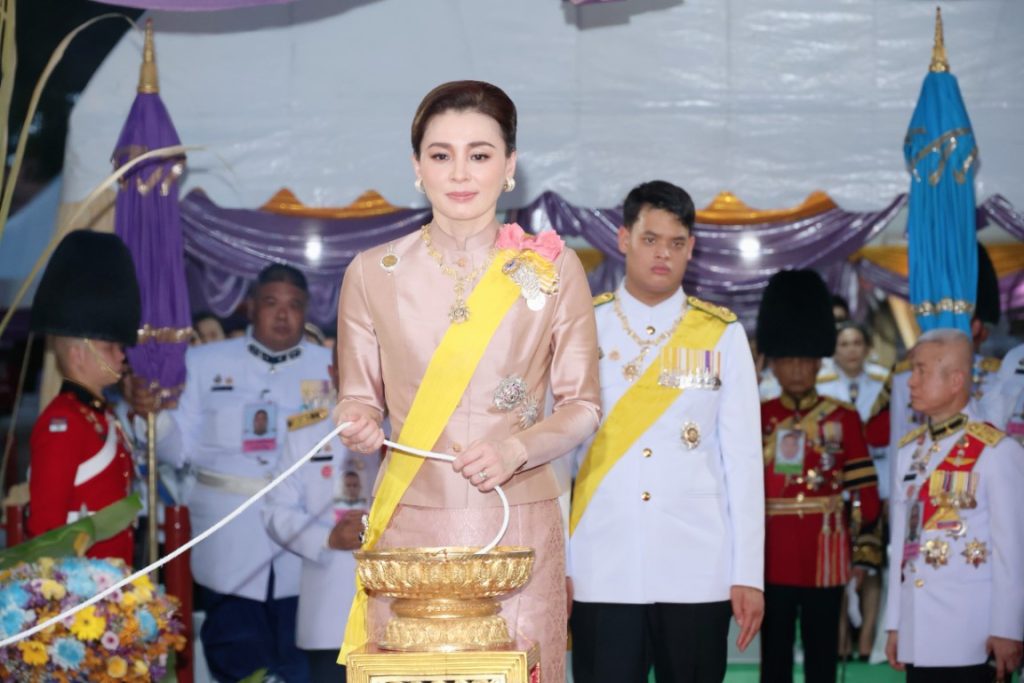 พระบาทสมเด็จพระเจ้าอยู่หัว ทรงพระกรุณาโปรดเกล้าโปรดกระหม่อมให้ สมเด็จพระนางเจ้า ฯ พระบรมราชินี เสด็จพระราชดำเนินแทนพระองค์ ไปในการพระราชพิธีทรงบำเพ็ญพระราชกุศลถวายผ้าพระกฐิน ณ วัดสุวรรณดาราราม อำเภอพระนครศรีอยุธยา จังหวัดพระนครศรีอยุธยา
