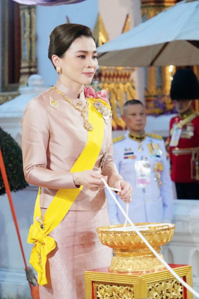 พระบาทสมเด็จพระเจ้าอยู่หัว ทรงพระกรุณาโปรดเกล้าโปรดกระหม่อมให้ สมเด็จพระนางเจ้า ฯ พระบรมราชินี เสด็จพระราชดำเนินแทนพระองค์ ไปในการพระราชพิธีทรงบำเพ็ญพระราชกุศลถวายผ้าพระกฐิน ณ วัดสุวรรณดาราราม อำเภอพระนครศรีอยุธยา จังหวัดพระนครศรีอยุธยา