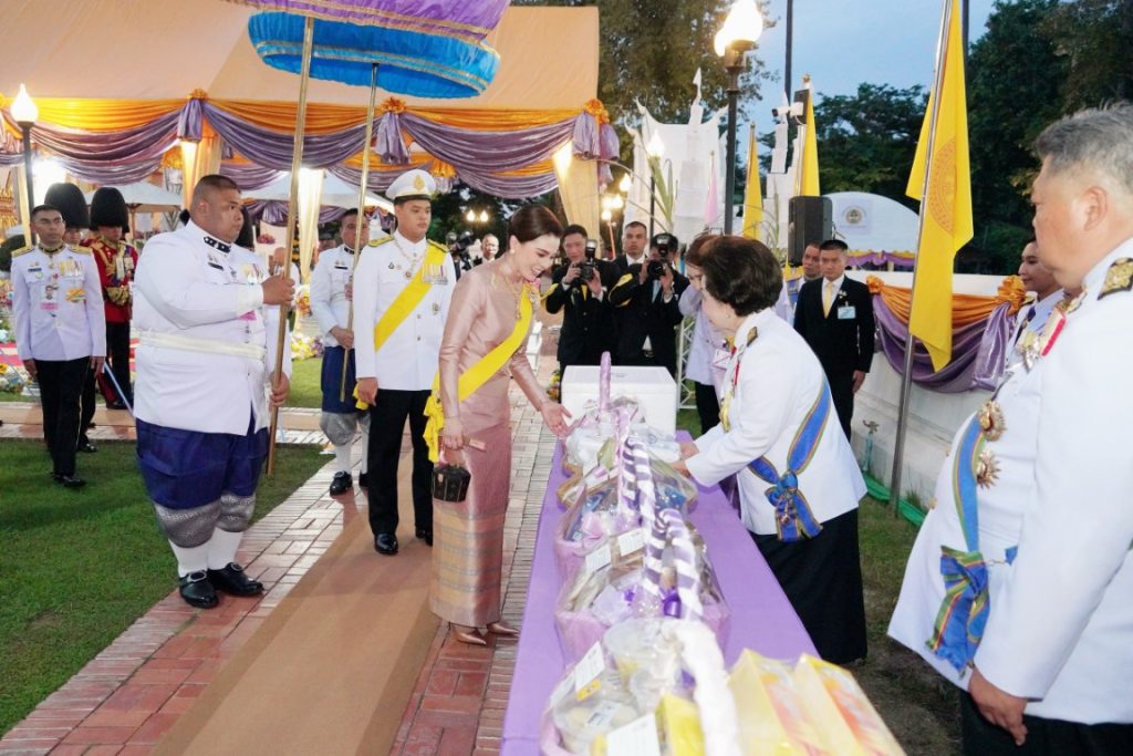 พระบาทสมเด็จพระเจ้าอยู่หัว ทรงพระกรุณาโปรดเกล้าโปรดกระหม่อมให้ สมเด็จพระนางเจ้า ฯ พระบรมราชินี เสด็จพระราชดำเนินแทนพระองค์ ไปในการพระราชพิธีทรงบำเพ็ญพระราชกุศลถวายผ้าพระกฐิน ณ วัดสุวรรณดาราราม อำเภอพระนครศรีอยุธยา จังหวัดพระนครศรีอยุธยา