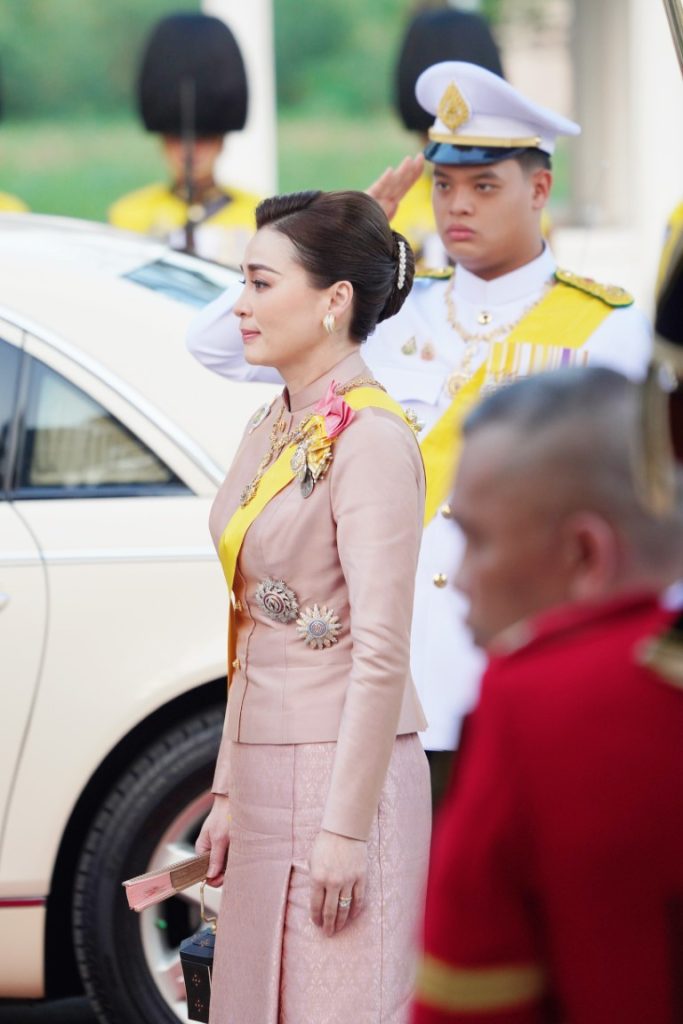 พระบาทสมเด็จพระเจ้าอยู่หัว ทรงพระกรุณาโปรดเกล้าโปรดกระหม่อมให้ สมเด็จพระนางเจ้า ฯ พระบรมราชินี เสด็จพระราชดำเนินแทนพระองค์ ไปในการพระราชพิธีทรงบำเพ็ญพระราชกุศลถวายผ้าพระกฐิน ณ วัดสุวรรณดาราราม อำเภอพระนครศรีอยุธยา จังหวัดพระนครศรีอยุธยา