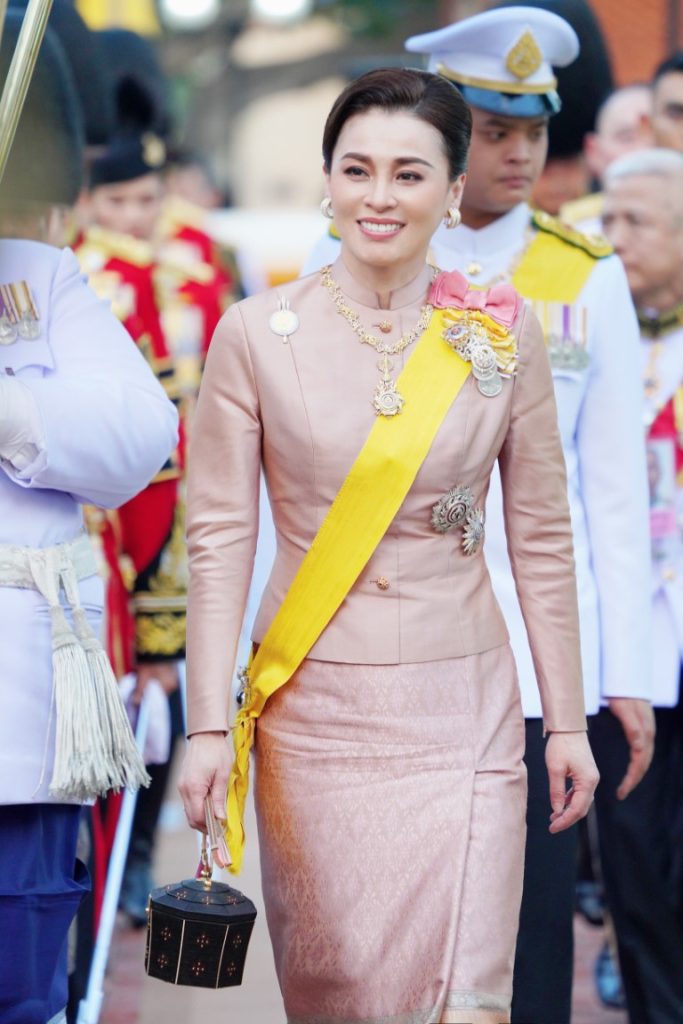 พระบาทสมเด็จพระเจ้าอยู่หัว ทรงพระกรุณาโปรดเกล้าโปรดกระหม่อมให้ สมเด็จพระนางเจ้า ฯ พระบรมราชินี เสด็จพระราชดำเนินแทนพระองค์ ไปในการพระราชพิธีทรงบำเพ็ญพระราชกุศลถวายผ้าพระกฐิน ณ วัดสุวรรณดาราราม อำเภอพระนครศรีอยุธยา จังหวัดพระนครศรีอยุธยา