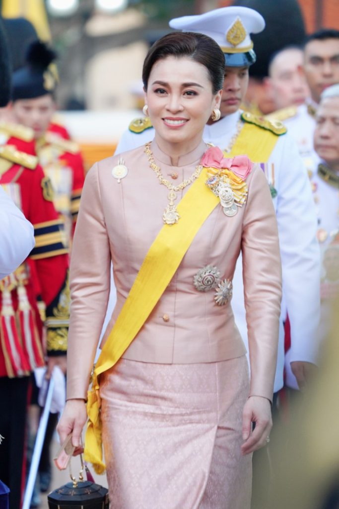 พระบาทสมเด็จพระเจ้าอยู่หัว ทรงพระกรุณาโปรดเกล้าโปรดกระหม่อมให้ สมเด็จพระนางเจ้า ฯ พระบรมราชินี เสด็จพระราชดำเนินแทนพระองค์ ไปในการพระราชพิธีทรงบำเพ็ญพระราชกุศลถวายผ้าพระกฐิน ณ วัดสุวรรณดาราราม อำเภอพระนครศรีอยุธยา จังหวัดพระนครศรีอยุธยา