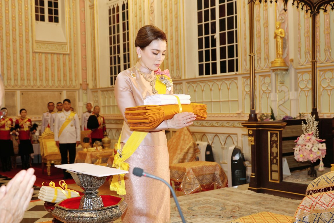 พระบาทสมเด็จพระเจ้าอยู่หัว ทรงพระกรุณาโปรดเกล้าโปรดกระหม่อมให้ สมเด็จพระนางเจ้า ฯ พระบรมราชินี เสด็จพระราชดำเนินแทนพระองค์ ไปในการพระราชพิธีทรงบำเพ็ญพระราชกุศลถวายผ้าพระกฐิน ณ วัดนิเวศธรรมประวัติ อำเภอบางปะอิน จังหวัดพระนครศรีอยุธยา