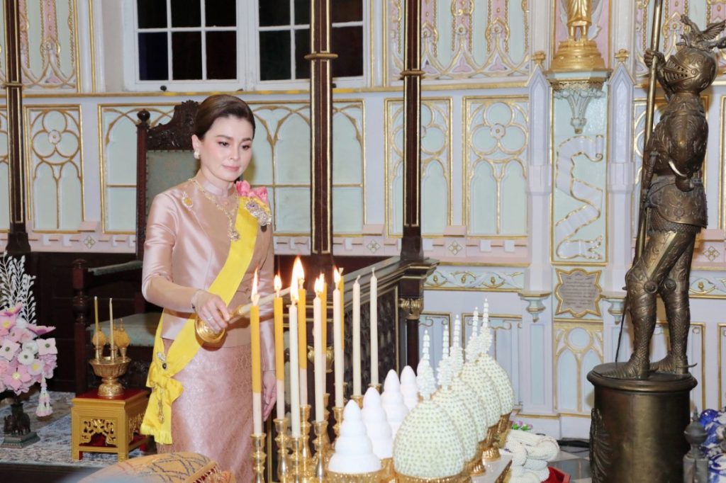 พระบาทสมเด็จพระเจ้าอยู่หัว ทรงพระกรุณาโปรดเกล้าโปรดกระหม่อมให้ สมเด็จพระนางเจ้า ฯ พระบรมราชินี เสด็จพระราชดำเนินแทนพระองค์ ไปในการพระราชพิธีทรงบำเพ็ญพระราชกุศลถวายผ้าพระกฐิน ณ วัดนิเวศธรรมประวัติ อำเภอบางปะอิน จังหวัดพระนครศรีอยุธยา
