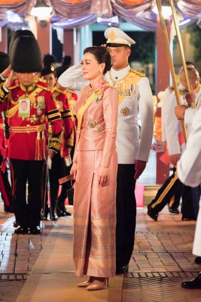 พระบาทสมเด็จพระเจ้าอยู่หัว ทรงพระกรุณาโปรดเกล้าโปรดกระหม่อมให้ สมเด็จพระนางเจ้า ฯ พระบรมราชินี เสด็จพระราชดำเนินแทนพระองค์ ไปในการพระราชพิธีทรงบำเพ็ญพระราชกุศลถวายผ้าพระกฐิน ณ วัดนิเวศธรรมประวัติ อำเภอบางปะอิน จังหวัดพระนครศรีอยุธยา