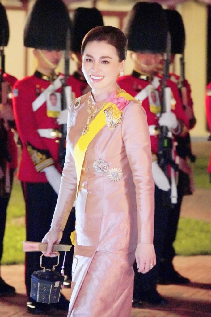 พระบาทสมเด็จพระเจ้าอยู่หัว ทรงพระกรุณาโปรดเกล้าโปรดกระหม่อมให้ สมเด็จพระนางเจ้า ฯ พระบรมราชินี เสด็จพระราชดำเนินแทนพระองค์ ไปในการพระราชพิธีทรงบำเพ็ญพระราชกุศลถวายผ้าพระกฐิน ณ วัดนิเวศธรรมประวัติ อำเภอบางปะอิน จังหวัดพระนครศรีอยุธยา