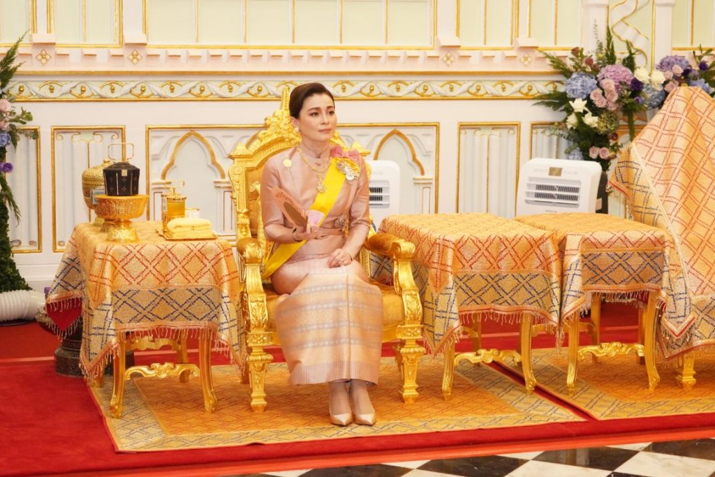 พระบาทสมเด็จพระเจ้าอยู่หัว ทรงพระกรุณาโปรดเกล้าโปรดกระหม่อมให้ สมเด็จพระนางเจ้า ฯ พระบรมราชินี เสด็จพระราชดำเนินแทนพระองค์ ไปในการพระราชพิธีทรงบำเพ็ญพระราชกุศลถวายผ้าพระกฐิน ณ วัดนิเวศธรรมประวัติ อำเภอบางปะอิน จังหวัดพระนครศรีอยุธยา