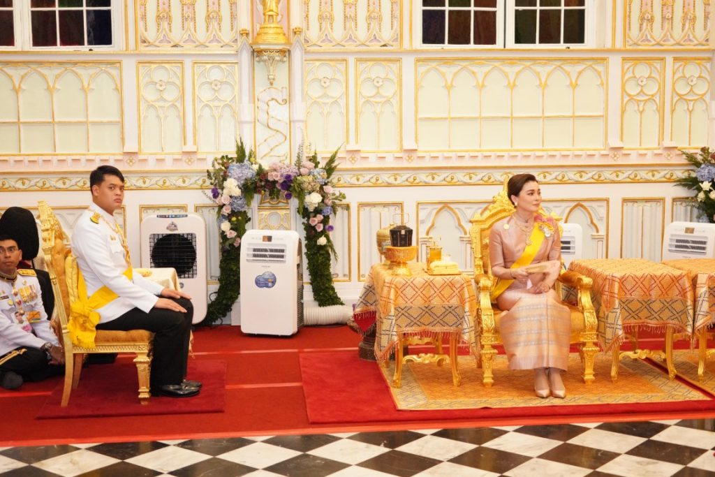พระบาทสมเด็จพระเจ้าอยู่หัว ทรงพระกรุณาโปรดเกล้าโปรดกระหม่อมให้ สมเด็จพระนางเจ้า ฯ พระบรมราชินี เสด็จพระราชดำเนินแทนพระองค์ ไปในการพระราชพิธีทรงบำเพ็ญพระราชกุศลถวายผ้าพระกฐิน ณ วัดนิเวศธรรมประวัติ อำเภอบางปะอิน จังหวัดพระนครศรีอยุธยา