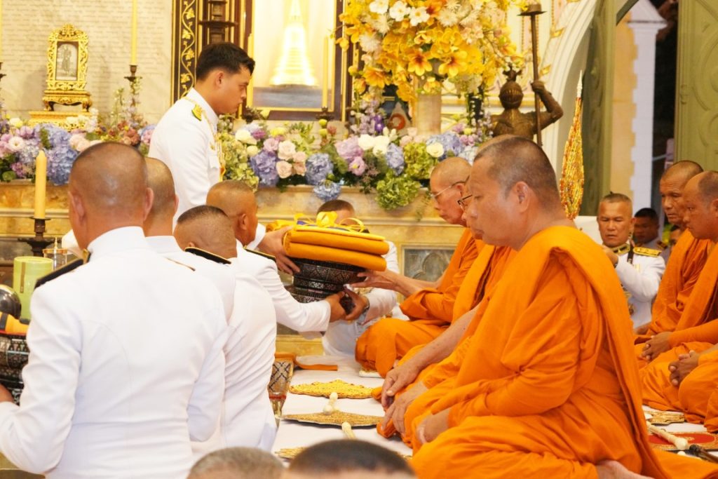พระบาทสมเด็จพระเจ้าอยู่หัว ทรงพระกรุณาโปรดเกล้าโปรดกระหม่อมให้ สมเด็จพระนางเจ้า ฯ พระบรมราชินี เสด็จพระราชดำเนินแทนพระองค์ ไปในการพระราชพิธีทรงบำเพ็ญพระราชกุศลถวายผ้าพระกฐิน ณ วัดนิเวศธรรมประวัติ อำเภอบางปะอิน จังหวัดพระนครศรีอยุธยา