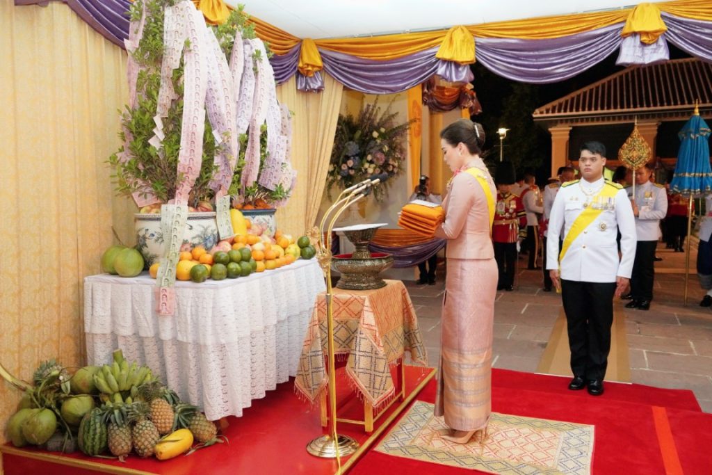 พระบาทสมเด็จพระเจ้าอยู่หัว ทรงพระกรุณาโปรดเกล้าโปรดกระหม่อมให้ สมเด็จพระนางเจ้า ฯ พระบรมราชินี เสด็จพระราชดำเนินแทนพระองค์ ไปในการพระราชพิธีทรงบำเพ็ญพระราชกุศลถวายผ้าพระกฐิน ณ วัดนิเวศธรรมประวัติ อำเภอบางปะอิน จังหวัดพระนครศรีอยุธยา
