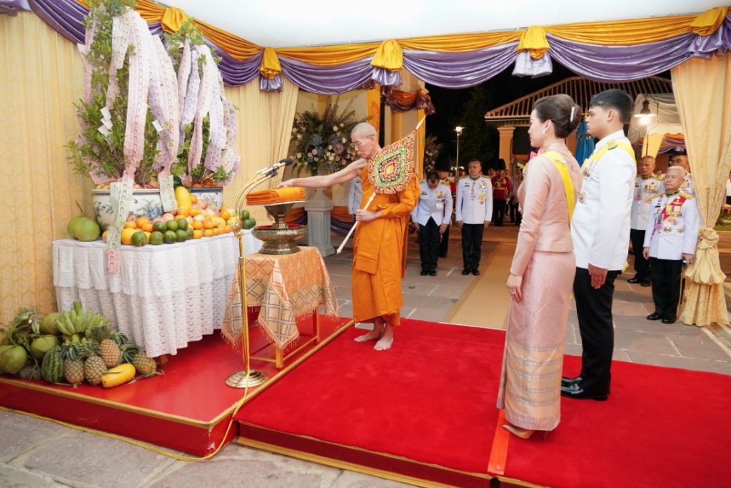 พระบาทสมเด็จพระเจ้าอยู่หัว ทรงพระกรุณาโปรดเกล้าโปรดกระหม่อมให้ สมเด็จพระนางเจ้า ฯ พระบรมราชินี เสด็จพระราชดำเนินแทนพระองค์ ไปในการพระราชพิธีทรงบำเพ็ญพระราชกุศลถวายผ้าพระกฐิน ณ วัดนิเวศธรรมประวัติ อำเภอบางปะอิน จังหวัดพระนครศรีอยุธยา