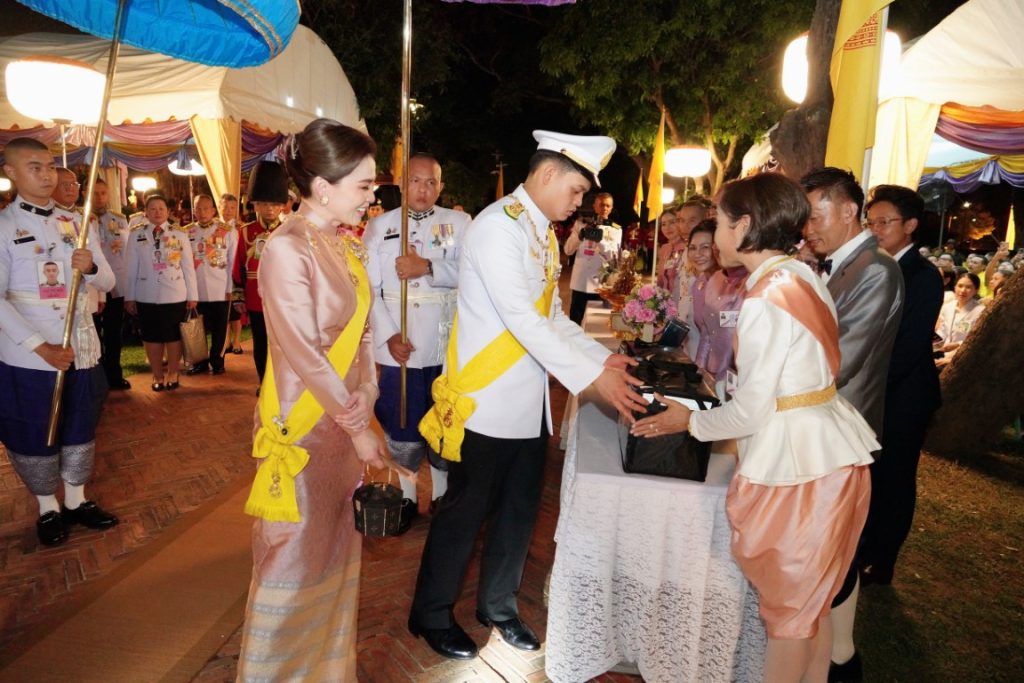 พระบาทสมเด็จพระเจ้าอยู่หัว ทรงพระกรุณาโปรดเกล้าโปรดกระหม่อมให้ สมเด็จพระนางเจ้า ฯ พระบรมราชินี เสด็จพระราชดำเนินแทนพระองค์ ไปในการพระราชพิธีทรงบำเพ็ญพระราชกุศลถวายผ้าพระกฐิน ณ วัดนิเวศธรรมประวัติ อำเภอบางปะอิน จังหวัดพระนครศรีอยุธยา