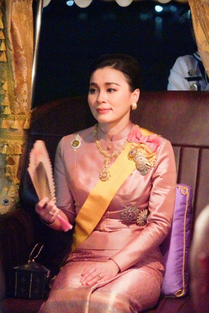 พระบาทสมเด็จพระเจ้าอยู่หัว ทรงพระกรุณาโปรดเกล้าโปรดกระหม่อมให้ สมเด็จพระนางเจ้า ฯ พระบรมราชินี เสด็จพระราชดำเนินแทนพระองค์ ไปในการพระราชพิธีทรงบำเพ็ญพระราชกุศลถวายผ้าพระกฐิน ณ วัดนิเวศธรรมประวัติ อำเภอบางปะอิน จังหวัดพระนครศรีอยุธยา