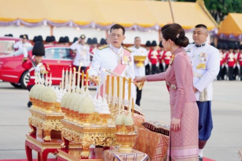 พระบาทสมเด็จพระเจ้าอยู่หัว และสมเด็จพระนางเจ้า ฯ พระบรมราชินี เสด็จพระราชดำเนินไปทรงวางพวงมาลา ณ พระบรมราชานุสรณ์พระบาทสมเด็จพระจุลจอมเกล้าเจ้าอยู่หัว พระลานพระราชวังดุสิต เสร็จแล้ว เสด็จพระราชดำเนินไปในการพระราชพิธีทรงบำเพ็ญพระราชกุศล วันปิยมหาราช พุทธศักราช 2567 ณ พระที่นั่งอมรินทรวินิจฉัย พระบรมมหาราชวัง