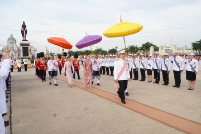 พระบาทสมเด็จพระเจ้าอยู่หัว และสมเด็จพระนางเจ้า ฯ พระบรมราชินี เสด็จพระราชดำเนินไปทรงวางพวงมาลา ณ พระบรมราชานุสรณ์พระบาทสมเด็จพระจุลจอมเกล้าเจ้าอยู่หัว พระลานพระราชวังดุสิต เสร็จแล้ว เสด็จพระราชดำเนินไปในการพระราชพิธีทรงบำเพ็ญพระราชกุศล วันปิยมหาราช พุทธศักราช 2567 ณ พระที่นั่งอมรินทรวินิจฉัย พระบรมมหาราชวัง