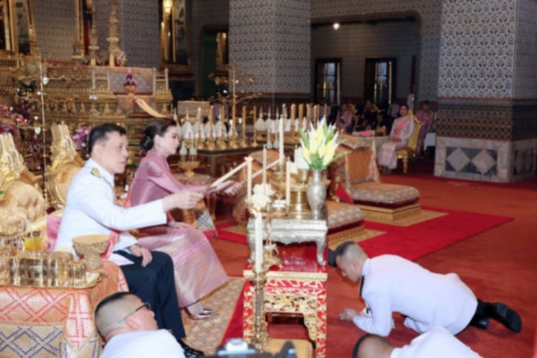 พระบาทสมเด็จพระเจ้าอยู่หัว และสมเด็จพระนางเจ้า ฯ พระบรมราชินี เสด็จพระราชดำเนินไปทรงวางพวงมาลา ณ พระบรมราชานุสรณ์พระบาทสมเด็จพระจุลจอมเกล้าเจ้าอยู่หัว พระลานพระราชวังดุสิต เสร็จแล้ว เสด็จพระราชดำเนินไปในการพระราชพิธีทรงบำเพ็ญพระราชกุศล วันปิยมหาราช พุทธศักราช 2567 ณ พระที่นั่งอมรินทรวินิจฉัย พระบรมมหาราชวัง