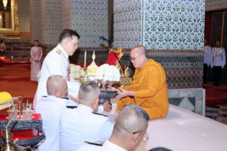 พระบาทสมเด็จพระเจ้าอยู่หัว และสมเด็จพระนางเจ้า ฯ พระบรมราชินี เสด็จพระราชดำเนินไปทรงวางพวงมาลา ณ พระบรมราชานุสรณ์พระบาทสมเด็จพระจุลจอมเกล้าเจ้าอยู่หัว พระลานพระราชวังดุสิต เสร็จแล้ว เสด็จพระราชดำเนินไปในการพระราชพิธีทรงบำเพ็ญพระราชกุศล วันปิยมหาราช พุทธศักราช 2567 ณ พระที่นั่งอมรินทรวินิจฉัย พระบรมมหาราชวัง