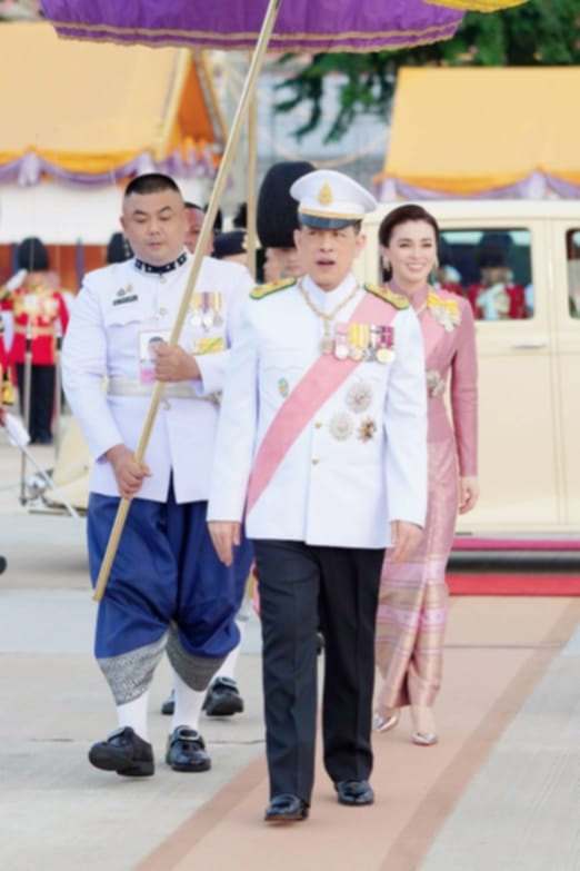 พระบาทสมเด็จพระเจ้าอยู่หัว และสมเด็จพระนางเจ้า ฯ พระบรมราชินี เสด็จพระราชดำเนินไปทรงวางพวงมาลา ณ พระบรมราชานุสรณ์พระบาทสมเด็จพระจุลจอมเกล้าเจ้าอยู่หัว พระลานพระราชวังดุสิต เสร็จแล้ว เสด็จพระราชดำเนินไปในการพระราชพิธีทรงบำเพ็ญพระราชกุศล วันปิยมหาราช พุทธศักราช 2567 ณ พระที่นั่งอมรินทรวินิจฉัย พระบรมมหาราชวัง