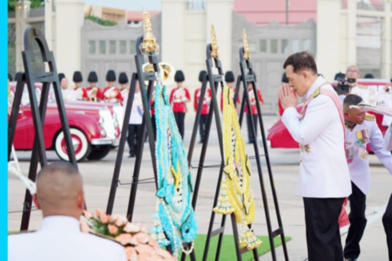 พระบาทสมเด็จพระเจ้าอยู่หัว และสมเด็จพระนางเจ้า ฯ พระบรมราชินี เสด็จพระราชดำเนินไปทรงวางพวงมาลา ณ พระบรมราชานุสรณ์พระบาทสมเด็จพระจุลจอมเกล้าเจ้าอยู่หัว พระลานพระราชวังดุสิต เสร็จแล้ว เสด็จพระราชดำเนินไปในการพระราชพิธีทรงบำเพ็ญพระราชกุศล วันปิยมหาราช พุทธศักราช 2567 ณ พระที่นั่งอมรินทรวินิจฉัย พระบรมมหาราชวัง