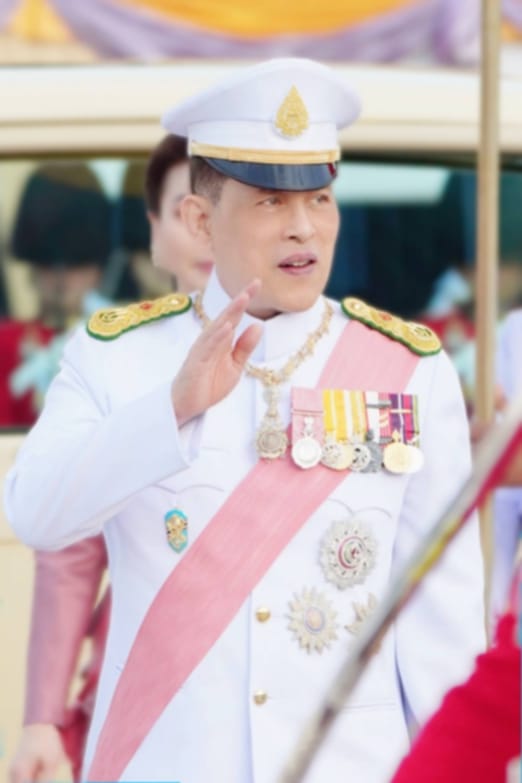 พระบาทสมเด็จพระเจ้าอยู่หัว และสมเด็จพระนางเจ้า ฯ พระบรมราชินี เสด็จพระราชดำเนินไปทรงวางพวงมาลา ณ พระบรมราชานุสรณ์พระบาทสมเด็จพระจุลจอมเกล้าเจ้าอยู่หัว พระลานพระราชวังดุสิต เสร็จแล้ว เสด็จพระราชดำเนินไปในการพระราชพิธีทรงบำเพ็ญพระราชกุศล วันปิยมหาราช พุทธศักราช 2567 ณ พระที่นั่งอมรินทรวินิจฉัย พระบรมมหาราชวัง