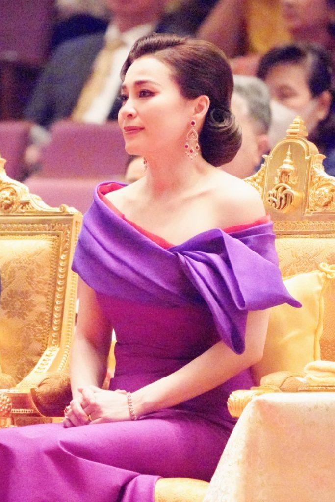 วันที่ 3 พฤศจิกายน 2567 เวลา 19.14 น. พระบาทสมเด็จพระเจ้าอยู่หัว และสมเด็จพระนางเจ้า ฯ พระบรมราชินี เสด็จพระราชดำเนินโดยรถยนต์พระที่นั่ง จากพระที่นั่งอัมพรสถาน พระราชวังดุสิต ไปทอดพระเนตรการแสดงโขนรอบปฐมทัศน์ เรื่อง รามเกียรติ์ ตอน “พระจักราวตาร” ณ หอประชุมใหญ่ ศูนย์วัฒนธรรมแห่งประเทศไทย เขตห้วยขวาง กรุงเทพมหานคร