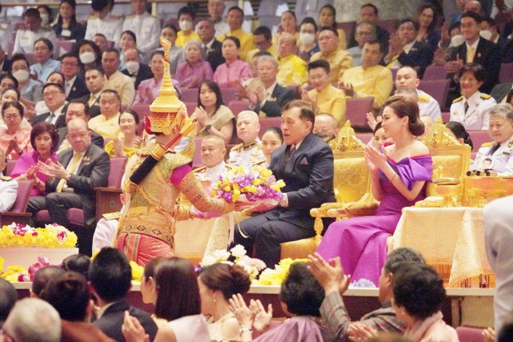 วันที่ 3 พฤศจิกายน 2567 เวลา 19.14 น. พระบาทสมเด็จพระเจ้าอยู่หัว และสมเด็จพระนางเจ้า ฯ พระบรมราชินี เสด็จพระราชดำเนินโดยรถยนต์พระที่นั่ง จากพระที่นั่งอัมพรสถาน พระราชวังดุสิต ไปทอดพระเนตรการแสดงโขนรอบปฐมทัศน์ เรื่อง รามเกียรติ์ ตอน “พระจักราวตาร” ณ หอประชุมใหญ่ ศูนย์วัฒนธรรมแห่งประเทศไทย เขตห้วยขวาง กรุงเทพมหานคร