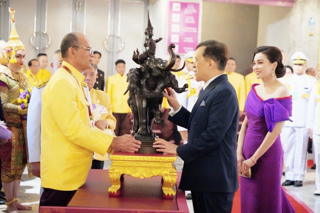วันที่ 3 พฤศจิกายน 2567 เวลา 19.14 น. พระบาทสมเด็จพระเจ้าอยู่หัว และสมเด็จพระนางเจ้า ฯ พระบรมราชินี เสด็จพระราชดำเนินโดยรถยนต์พระที่นั่ง จากพระที่นั่งอัมพรสถาน พระราชวังดุสิต ไปทอดพระเนตรการแสดงโขนรอบปฐมทัศน์ เรื่อง รามเกียรติ์ ตอน “พระจักราวตาร” ณ หอประชุมใหญ่ ศูนย์วัฒนธรรมแห่งประเทศไทย เขตห้วยขวาง กรุงเทพมหานคร