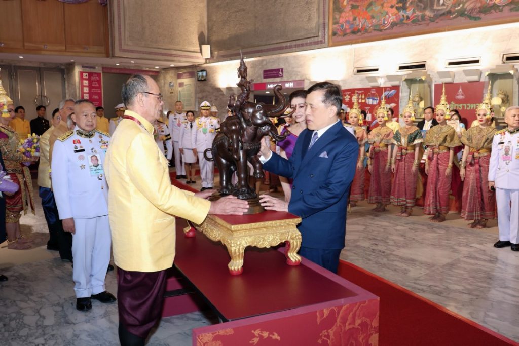 วันที่ 3 พฤศจิกายน 2567 เวลา 19.14 น. พระบาทสมเด็จพระเจ้าอยู่หัว และสมเด็จพระนางเจ้า ฯ พระบรมราชินี เสด็จพระราชดำเนินโดยรถยนต์พระที่นั่ง จากพระที่นั่งอัมพรสถาน พระราชวังดุสิต ไปทอดพระเนตรการแสดงโขนรอบปฐมทัศน์ เรื่อง รามเกียรติ์ ตอน “พระจักราวตาร” ณ หอประชุมใหญ่ ศูนย์วัฒนธรรมแห่งประเทศไทย เขตห้วยขวาง กรุงเทพมหานคร