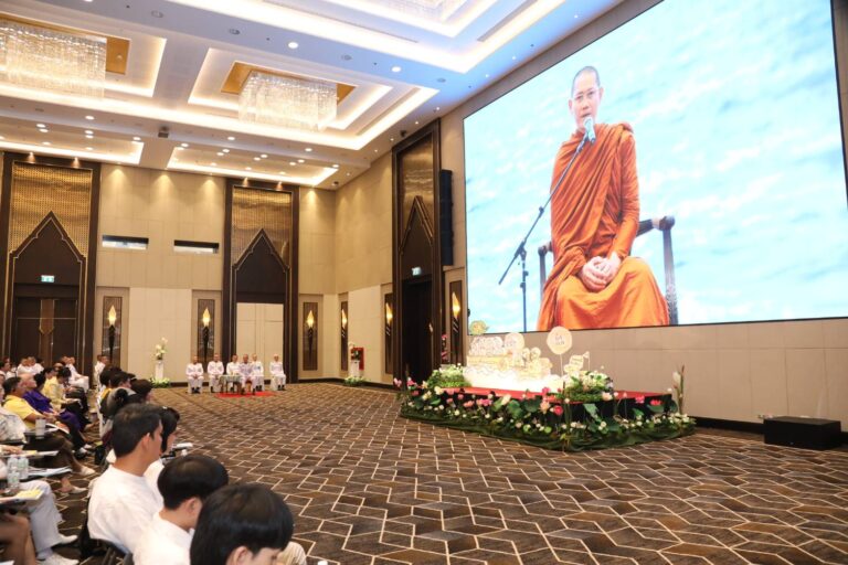 ันนี้ (2 พย 67) เวลา 08.45 น. พระบาทสมเด็จพระเจ้าอยู่หัว ทรงพระกรุณาโปรดเกล้าโปรดกระหม่อมให้ นายอำพน กิตติอำพน องคมนตรี เป็นผู้แทนพระองค์ ไปในพิธีเปิดหลักสูตร "ปูทาง สู่การตื่นรู้ ธรรมนาวา วัง" (ภาคประชาชน) ณ หอประชุมกองทัพบก เขตวังทองหลาง กรุงเทพมหานคร