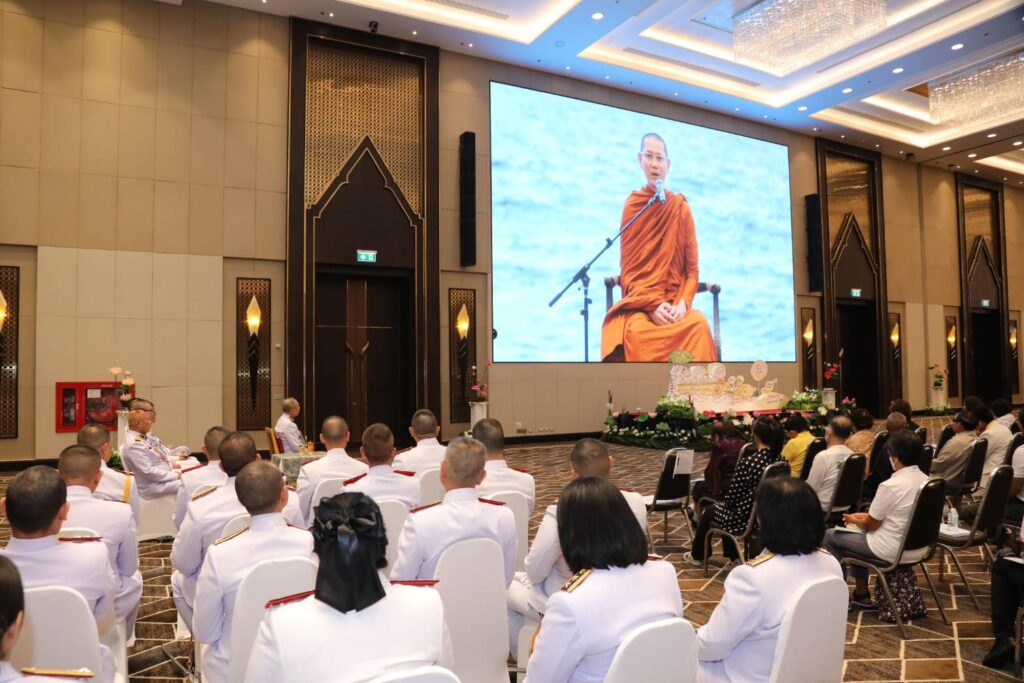 ันนี้ (2 พย 67) เวลา 08.45 น. พระบาทสมเด็จพระเจ้าอยู่หัว ทรงพระกรุณาโปรดเกล้าโปรดกระหม่อมให้ นายอำพน กิตติอำพน องคมนตรี เป็นผู้แทนพระองค์ ไปในพิธีเปิดหลักสูตร "ปูทาง สู่การตื่นรู้ ธรรมนาวา วัง" (ภาคประชาชน) ณ หอประชุมกองทัพบก เขตวังทองหลาง กรุงเทพมหานคร