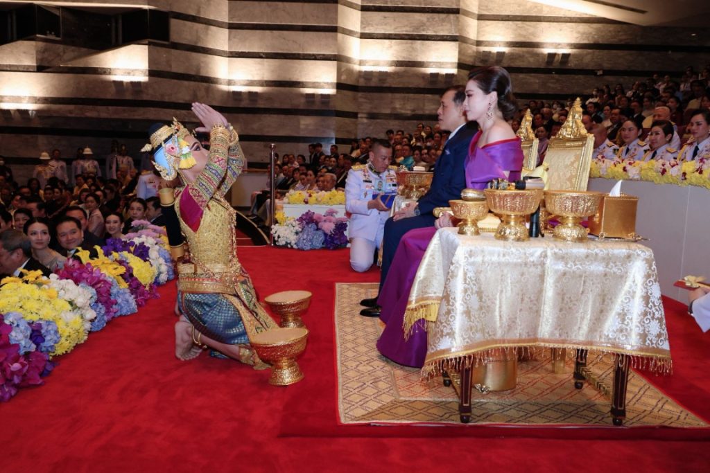 วันที่ 3 พฤศจิกายน 2567 เวลา 19.14 น. พระบาทสมเด็จพระเจ้าอยู่หัว และสมเด็จพระนางเจ้า ฯ พระบรมราชินี เสด็จพระราชดำเนินโดยรถยนต์พระที่นั่ง จากพระที่นั่งอัมพรสถาน พระราชวังดุสิต ไปทอดพระเนตรการแสดงโขนรอบปฐมทัศน์ เรื่อง รามเกียรติ์ ตอน “พระจักราวตาร” ณ หอประชุมใหญ่ ศูนย์วัฒนธรรมแห่งประเทศไทย เขตห้วยขวาง กรุงเทพมหานคร
