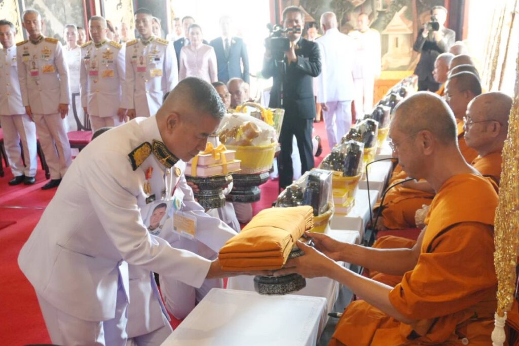 พระบาทสมเด็จพระเจ้าอยู่หัว ทรงพระกรุณาโปรดเกล้าโปรดกระหม่อมให้เชิญชุดหนังสือธรรมนาวา “วัง” และสิ่งของพระราชทาน ถวายแด่ พระธรรมวชิราภรณ์ เจ้าอาวาสวัดเทวราชกุญชร และเจ้าคณะภาค 13 ณ วัดเทวราชกุญชร เขตพระนคร กรุงเทพมหานคร