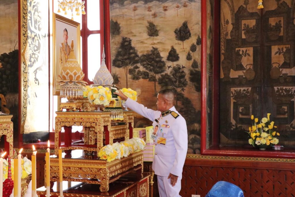 พระบาทสมเด็จพระเจ้าอยู่หัว ทรงพระกรุณาโปรดเกล้าโปรดกระหม่อมให้เชิญชุดหนังสือธรรมนาวา “วัง” และสิ่งของพระราชทาน ถวายแด่ พระธรรมวชิราภรณ์ เจ้าอาวาสวัดเทวราชกุญชร และเจ้าคณะภาค 13 ณ วัดเทวราชกุญชร เขตพระนคร กรุงเทพมหานคร