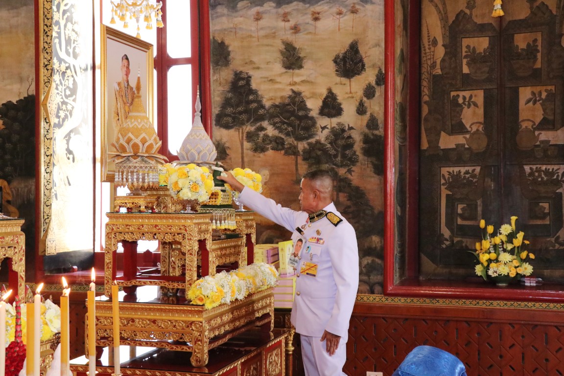 พระบาทสมเด็จพระเจ้าอยู่หัว ทรงพระกรุณาโปรดเกล้าโปรดกระหม่อมให้เชิญชุดหนังสือธรรมนาวา “วัง” และสิ่งของพระราชทาน ถวายแด่ พระธรรมวชิราภรณ์ เจ้าอาวาสวัดเทวราชกุญชร และเจ้าคณะภาค 13 ณ วัดเทวราชกุญชร เขตพระนคร กรุงเทพมหานคร
