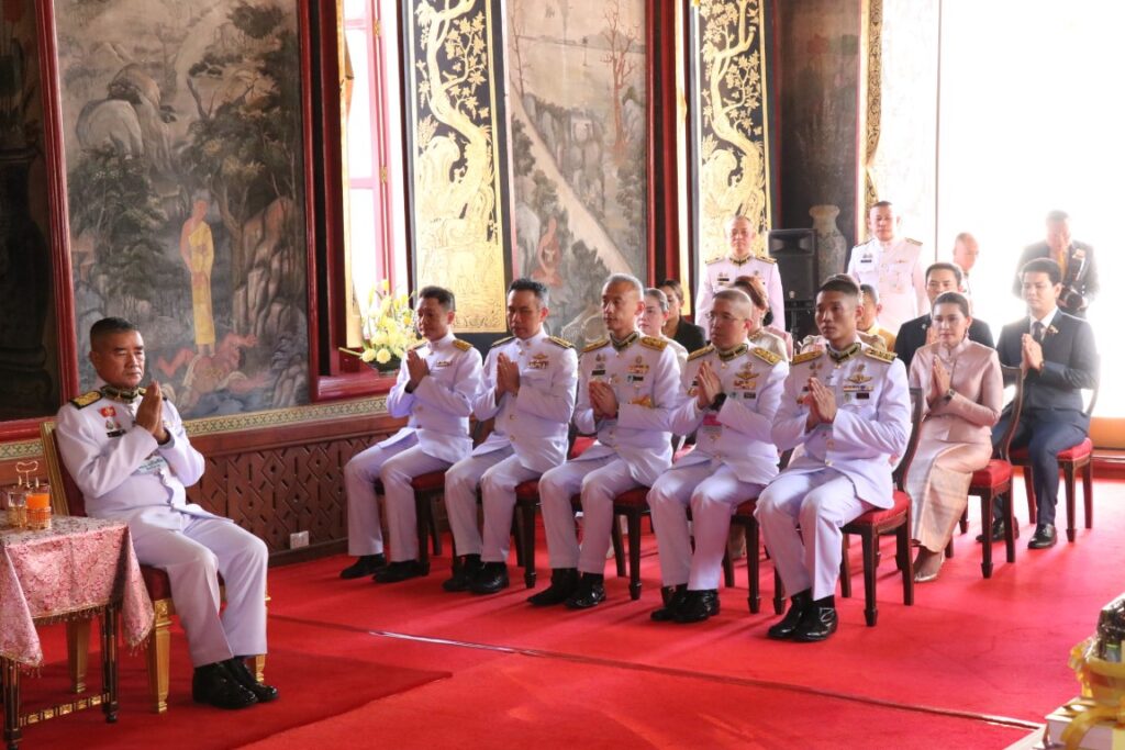 พระบาทสมเด็จพระเจ้าอยู่หัว ทรงพระกรุณาโปรดเกล้าโปรดกระหม่อมให้เชิญชุดหนังสือธรรมนาวา “วัง” และสิ่งของพระราชทาน ถวายแด่ พระธรรมวชิราภรณ์ เจ้าอาวาสวัดเทวราชกุญชร และเจ้าคณะภาค 13 ณ วัดเทวราชกุญชร เขตพระนคร กรุงเทพมหานคร