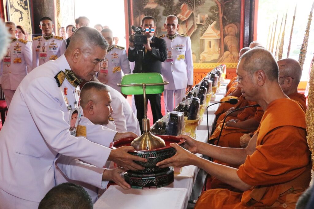 พระบาทสมเด็จพระเจ้าอยู่หัว ทรงพระกรุณาโปรดเกล้าโปรดกระหม่อมให้เชิญชุดหนังสือธรรมนาวา “วัง” และสิ่งของพระราชทาน ถวายแด่ พระธรรมวชิราภรณ์ เจ้าอาวาสวัดเทวราชกุญชร และเจ้าคณะภาค 13 ณ วัดเทวราชกุญชร เขตพระนคร กรุงเทพมหานคร