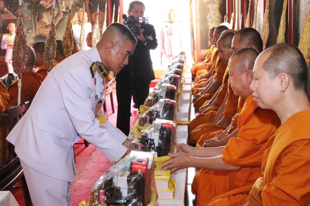 พระบาทสมเด็จพระเจ้าอยู่หัว ทรงพระกรุณาโปรดเกล้าโปรดกระหม่อมให้เชิญชุดหนังสือธรรมนาวา “วัง” และสิ่งของพระราชทาน ถวายแด่ พระธรรมวชิราภรณ์ เจ้าอาวาสวัดเทวราชกุญชร และเจ้าคณะภาค 13 ณ วัดเทวราชกุญชร เขตพระนคร กรุงเทพมหานคร