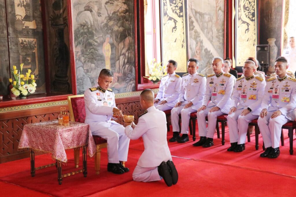 พระบาทสมเด็จพระเจ้าอยู่หัว ทรงพระกรุณาโปรดเกล้าโปรดกระหม่อมให้เชิญชุดหนังสือธรรมนาวา “วัง” และสิ่งของพระราชทาน ถวายแด่ พระธรรมวชิราภรณ์ เจ้าอาวาสวัดเทวราชกุญชร และเจ้าคณะภาค 13 ณ วัดเทวราชกุญชร เขตพระนคร กรุงเทพมหานคร