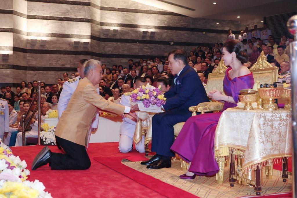 วันที่ 3 พฤศจิกายน 2567 เวลา 19.14 น. พระบาทสมเด็จพระเจ้าอยู่หัว และสมเด็จพระนางเจ้า ฯ พระบรมราชินี เสด็จพระราชดำเนินโดยรถยนต์พระที่นั่ง จากพระที่นั่งอัมพรสถาน พระราชวังดุสิต ไปทอดพระเนตรการแสดงโขนรอบปฐมทัศน์ เรื่อง รามเกียรติ์ ตอน “พระจักราวตาร” ณ หอประชุมใหญ่ ศูนย์วัฒนธรรมแห่งประเทศไทย เขตห้วยขวาง กรุงเทพมหานคร