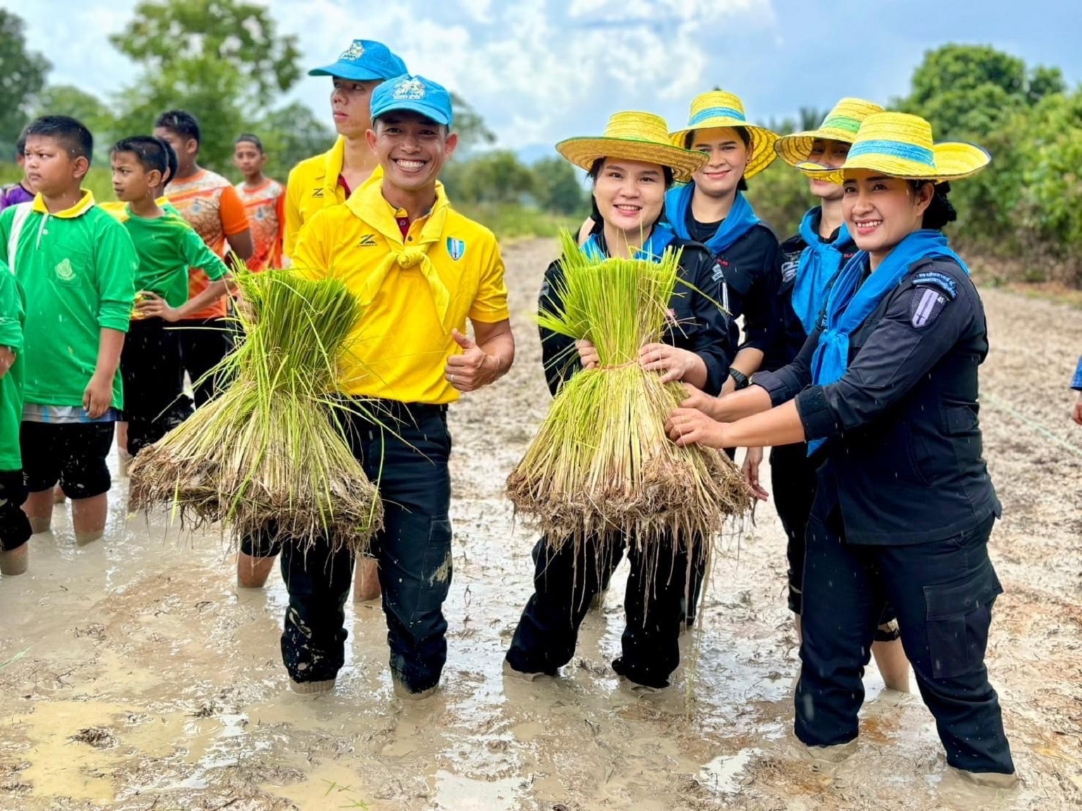 หน่วยเฉพาะกิจกรมทหารพรานที่ 41 นำกำลังพลจิตอาสา จัดกิจกรรม โครงการสืบสานตำนาน วัฒนธรรม ภูมิปัญญาท้องถิ่น “ลงแขกดำนา” เปิดตำนานภูมิปัญญาท้องถิ่นประจำปี 2568 ณ บ้านตาโงง อำเภอรามัน จังหวัดยะลา