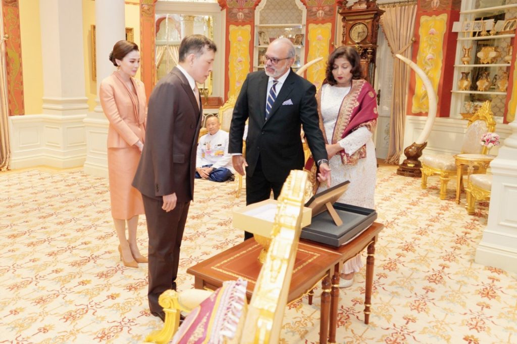 - ดาตุกโจจี แซมูเอล (Datuk Jojie Samuel) เอกอัครราชทูตมาเลเซียประจำประเทศไทย (คณบดีคณะทูต) ซึ่งพระราชทานพระบรมราชวโรกาสให้เข้าเฝ้าทูลละอองธุลีพระบาท ถวายพระราชสาส์นตราตั้ง เมื่อวันที่ 8 ธันวาคม 2561 เฝ้าทูลละอองธุลีพระบาท กราบบังคมทูลลา ในโอกาสที่จะพ้นจากหน้าที่ ในโอกาสนี้ ดาตินแคเทอรีนา คริสทีน เชอร์เรียน (Datin Catherina Christine Cherian) ภริยาเอกอัครราชทูต ฯ ร่วมเข้าเฝ้าทูลละอองธุลีพระบาทด้วย