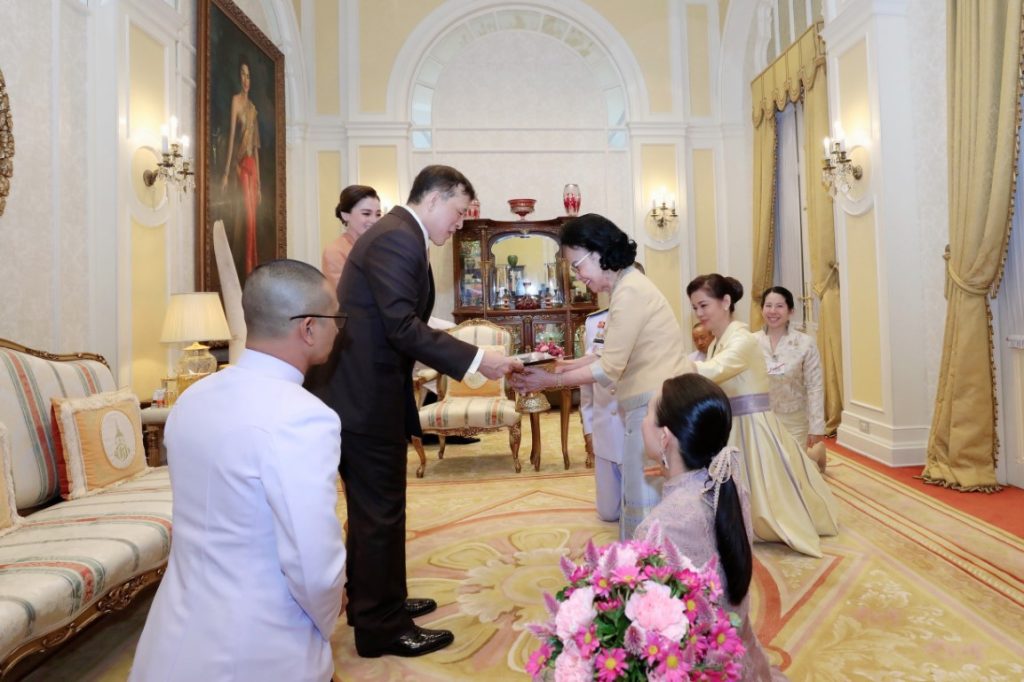             วันที่ 12 พฤศจิกายน 2567  เวลา  19.06  น. พระบาทสมเด็จพระเจ้าอยู่หัว และสมเด็จพระนางเจ้า ฯ พระบรมราชินี เสด็จออก ณ พระที่นั่งอัมพรสถาน พระราชวังดุสิต พระราชทานพระบรมราชวโรกาสให้ นางนวลพรรณ  ล่ำซำ ประธานเจ้าหน้าที่บริหาร บริษัท เมืองไทยประกันภัย จำกัด (มหาชน)  และคณะ เฝ้าทูลละอองธุลีพระบาท ถวายพระพรชัยมงคล และน้อมเกล้าน้อมกระหม่อมถวายรถพยาบาล พร้อมอุปกรณ์ทางการแพทย์ เพื่อทรงใช้ตามพระราชอัธยาศัย เนื่องในโอกาสพระราชพิธีมหามงคล                            เฉลิมพระชนมพรรษา 6 รอบ 28 กรกฎาคม 2567