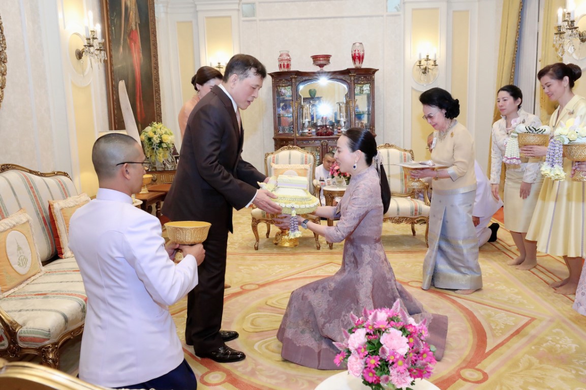 พระบาทสมเด็จพระเจ้าอยู่หัว และสมเด็จพระนางเจ้า ฯ พระบรมราชินี เสด็จออก ณ พระที่นั่งอัมพรสถาน พระราชวังดุสิต พระราชทานพระบรมราชวโรกาสให้ คณะบุคคล เฝ้าทูลละอองธุลีพระบาท