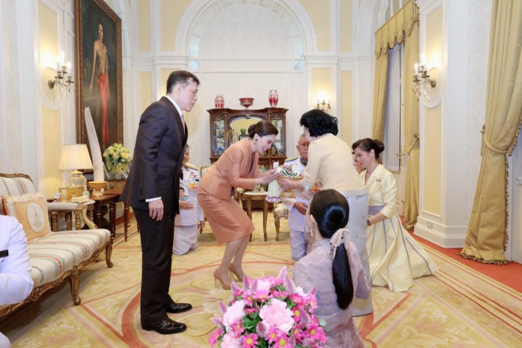             วันที่ 12 พฤศจิกายน 2567  เวลา  19.06  น. พระบาทสมเด็จพระเจ้าอยู่หัว และสมเด็จพระนางเจ้า ฯ พระบรมราชินี เสด็จออก ณ พระที่นั่งอัมพรสถาน พระราชวังดุสิต พระราชทานพระบรมราชวโรกาสให้ นางนวลพรรณ  ล่ำซำ ประธานเจ้าหน้าที่บริหาร บริษัท เมืองไทยประกันภัย จำกัด (มหาชน)  และคณะ เฝ้าทูลละอองธุลีพระบาท ถวายพระพรชัยมงคล และน้อมเกล้าน้อมกระหม่อมถวายรถพยาบาล พร้อมอุปกรณ์ทางการแพทย์ เพื่อทรงใช้ตามพระราชอัธยาศัย เนื่องในโอกาสพระราชพิธีมหามงคล                            เฉลิมพระชนมพรรษา 6 รอบ 28 กรกฎาคม 2567