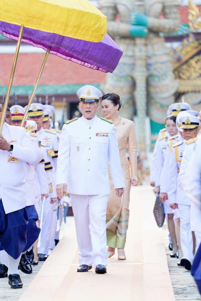 ทรงเปลี่ยนเครื่องทรงฤดูฝนเป็นเครื่องทรงฤดูหนาว