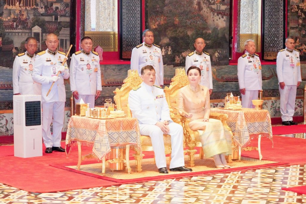 ทรงเปลี่ยนเครื่องทรงฤดูฝนเป็นเครื่องทรงฤดูหนาว