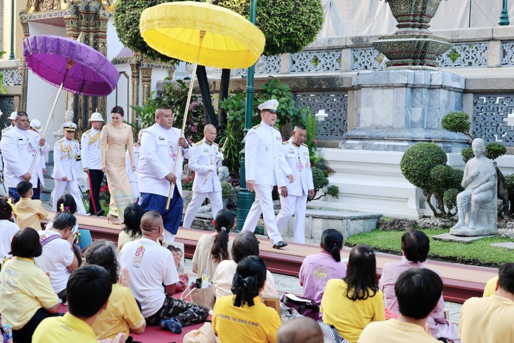 ทรงเปลี่ยนเครื่องทรงฤดูฝนเป็นเครื่องทรงฤดูหนาว