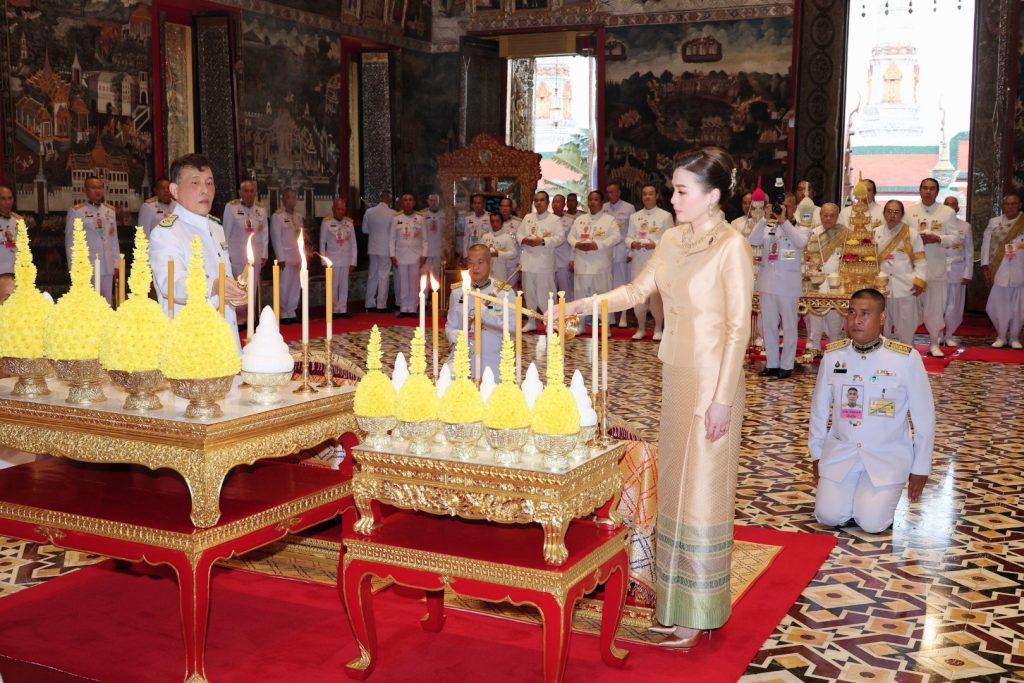 ทรงเปลี่ยนเครื่องทรงฤดูฝนเป็นเครื่องทรงฤดูหนาว